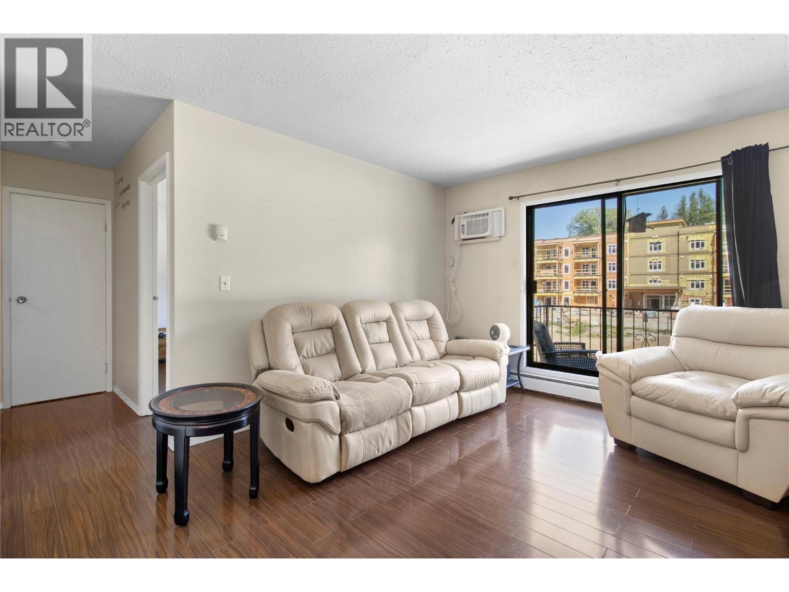 409 Main Street Unit# 204, Sicamous, BC - Indoor Photo Showing Living Room