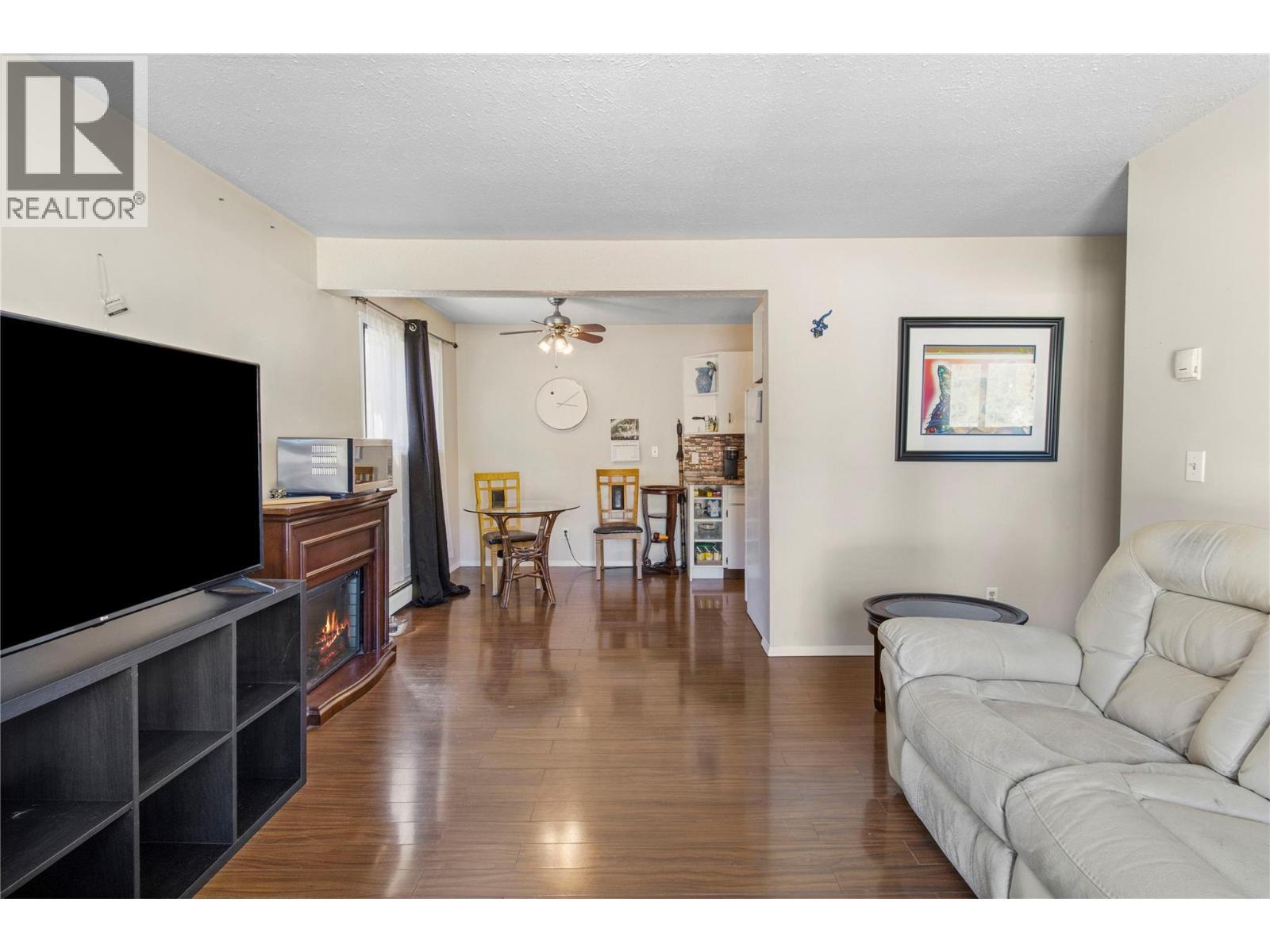 409 Main Street Unit# 204, Sicamous, BC - Indoor Photo Showing Living Room