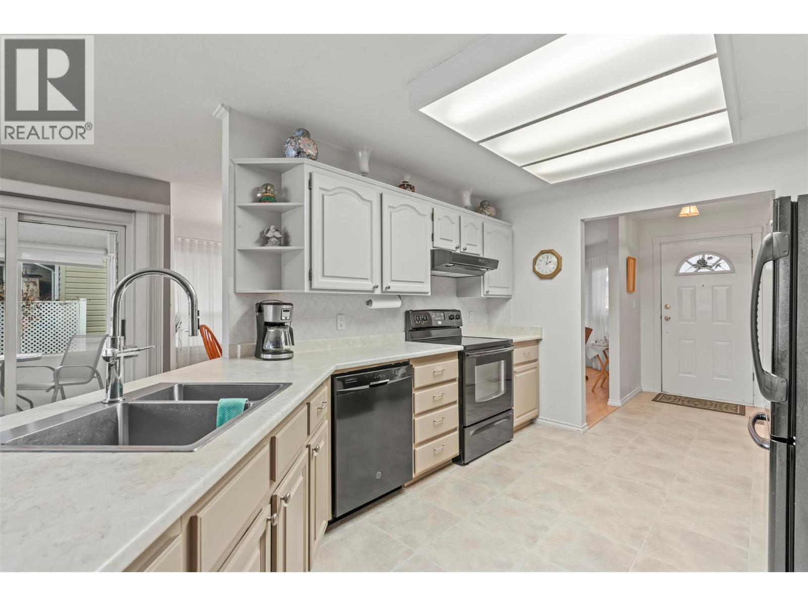 1108 14 Avenue Unit# 127, Vernon, BC - Indoor Photo Showing Kitchen With Double Sink