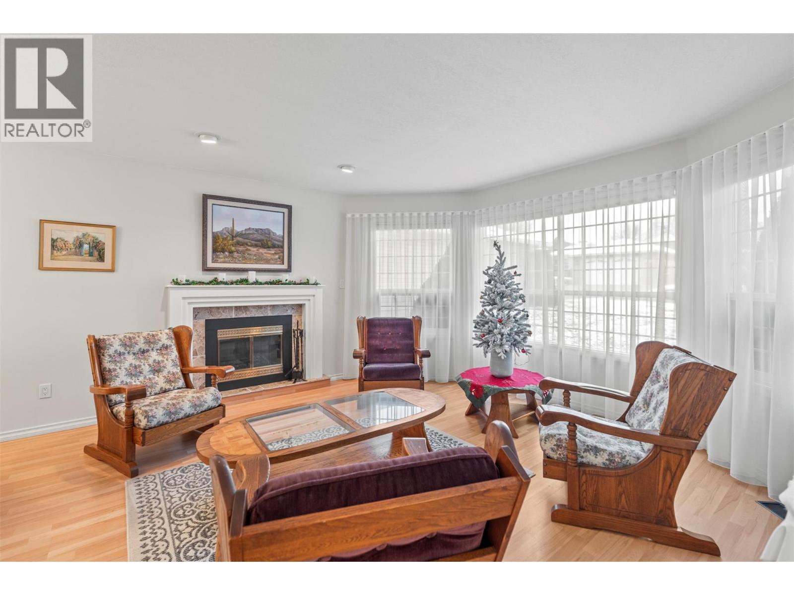 1108 14 Avenue Unit# 127, Vernon, BC - Indoor Photo Showing Living Room With Fireplace