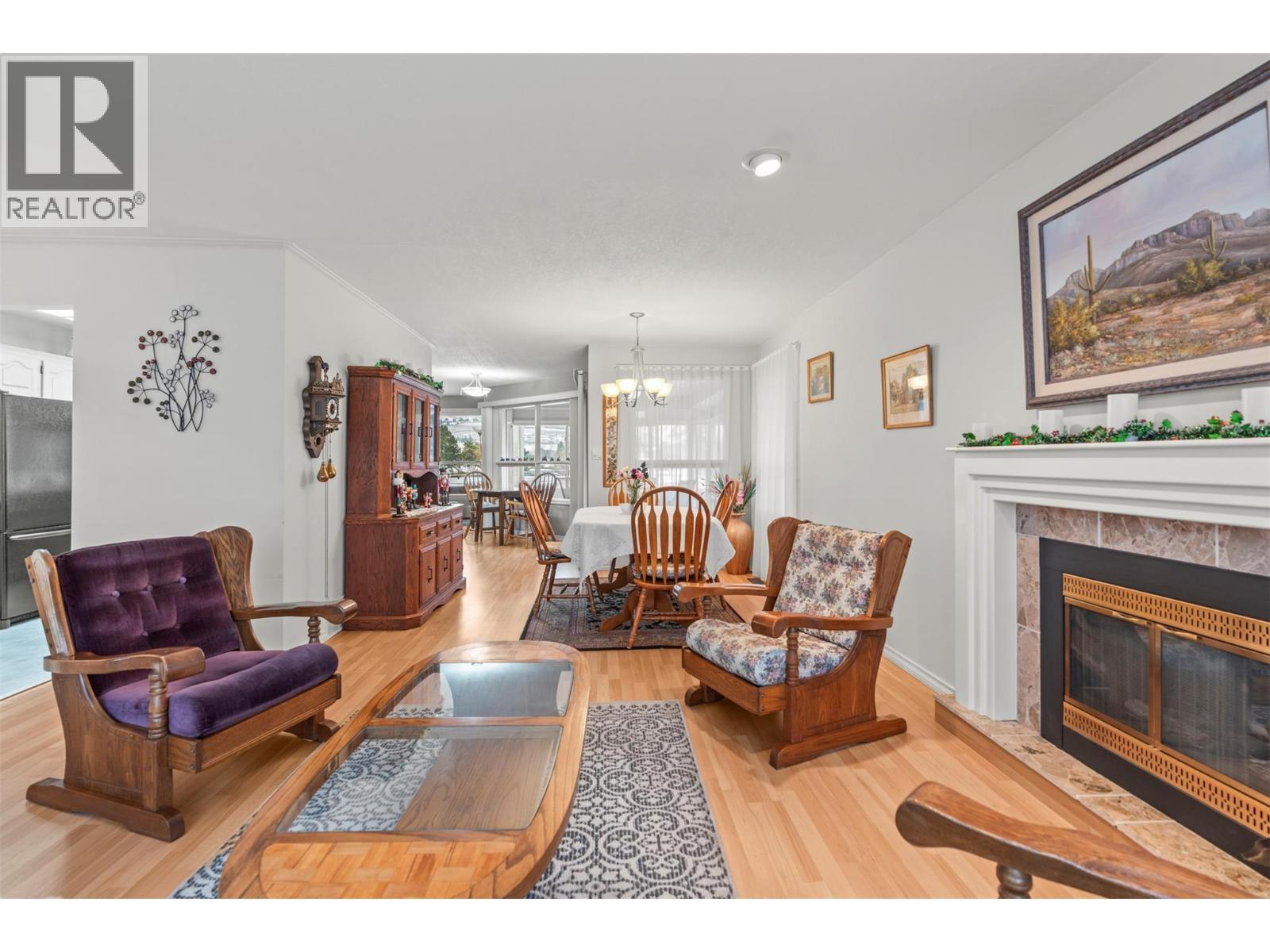 1108 14 Avenue Unit# 127, Vernon, BC - Indoor Photo Showing Living Room With Fireplace