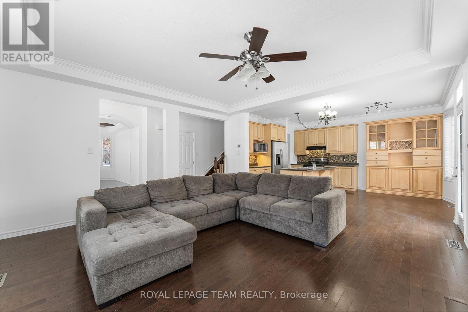 221 Kohilo Crescent, Ottawa, ON - Indoor Photo Showing Living Room
