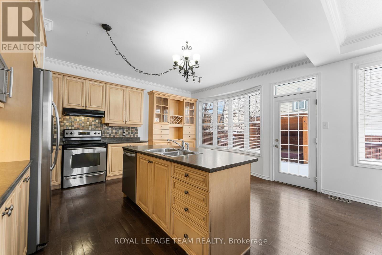 221 Kohilo Crescent, Ottawa, ON - Indoor Photo Showing Kitchen With Double Sink