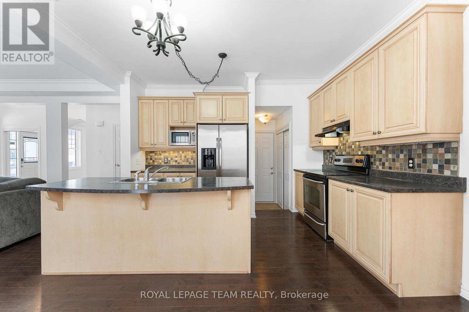 221 Kohilo Crescent, Ottawa, ON - Indoor Photo Showing Kitchen With Double Sink