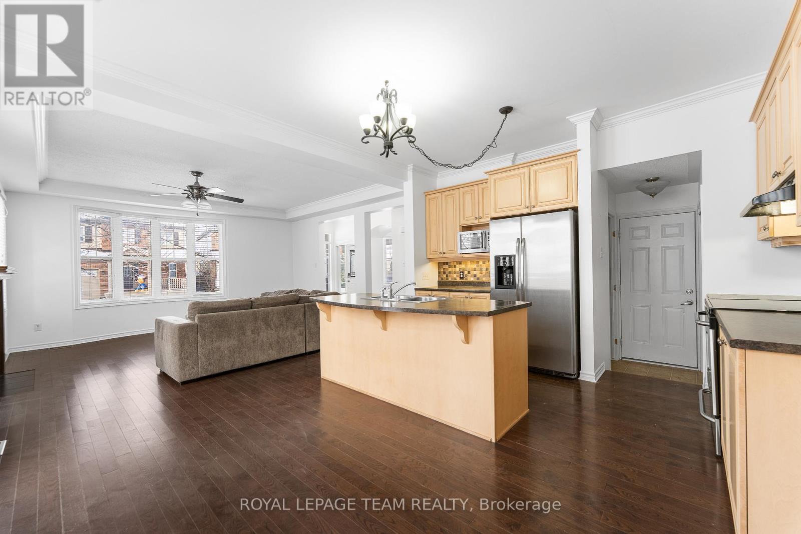 221 Kohilo Crescent, Ottawa, ON - Indoor Photo Showing Kitchen