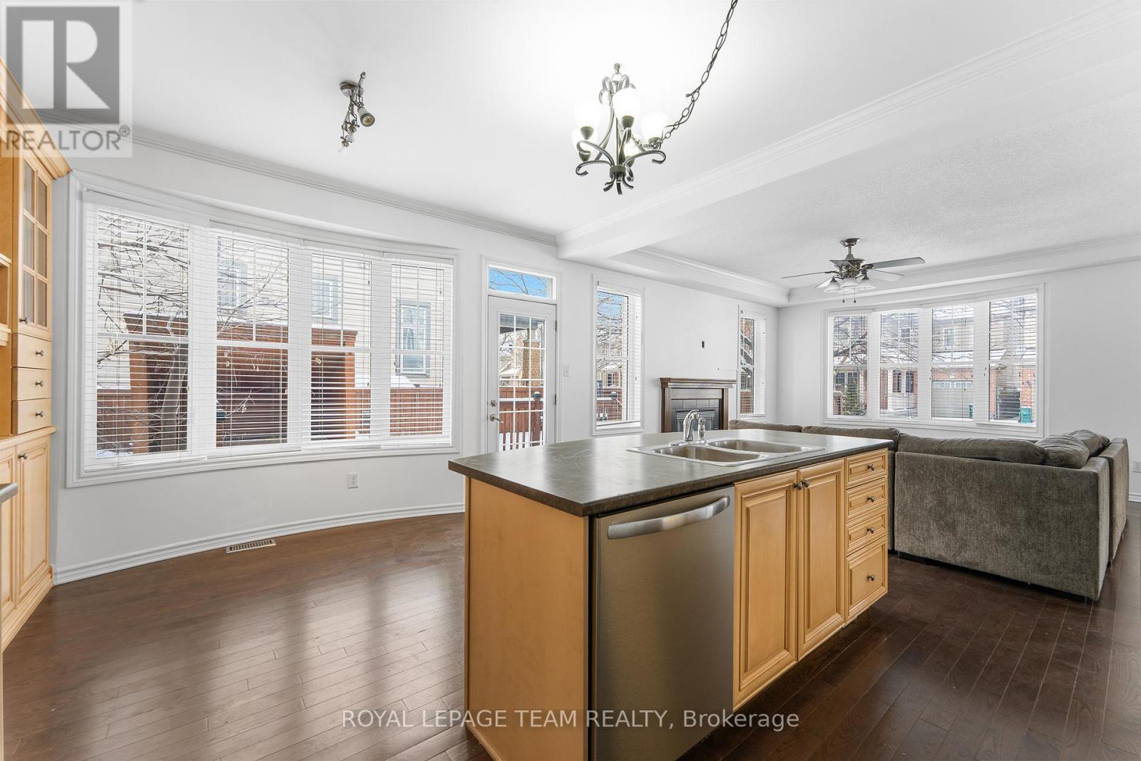 221 Kohilo Crescent, Ottawa, ON - Indoor Photo Showing Kitchen With Double Sink