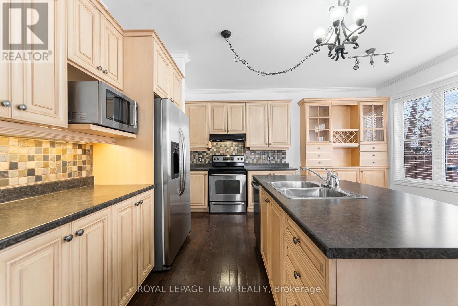 221 Kohilo Crescent, Ottawa, ON - Indoor Photo Showing Kitchen With Double Sink