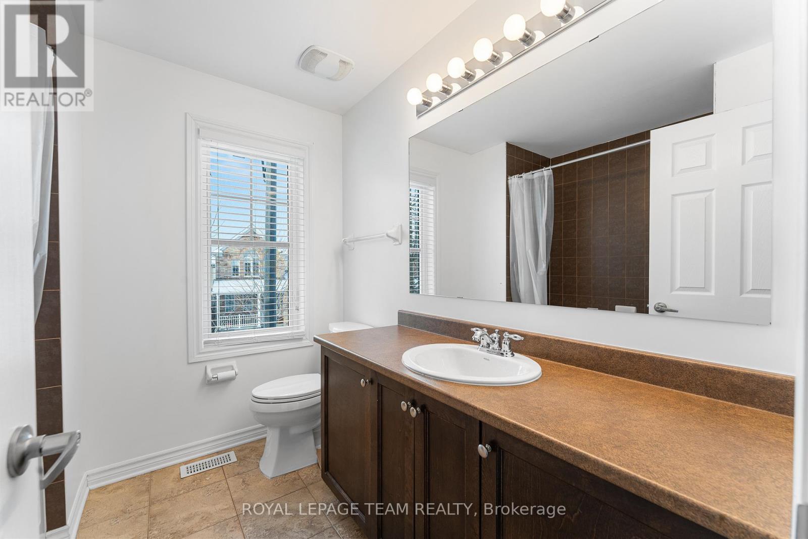 221 Kohilo Crescent, Ottawa, ON - Indoor Photo Showing Bathroom