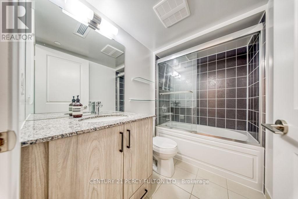 727 - 20 Meadowglen Place, Toronto, ON - Indoor Photo Showing Bathroom