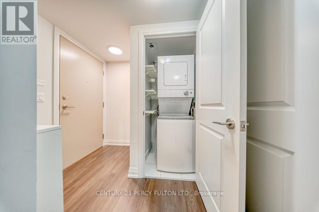 727 - 20 Meadowglen Place, Toronto, ON - Indoor Photo Showing Laundry Room
