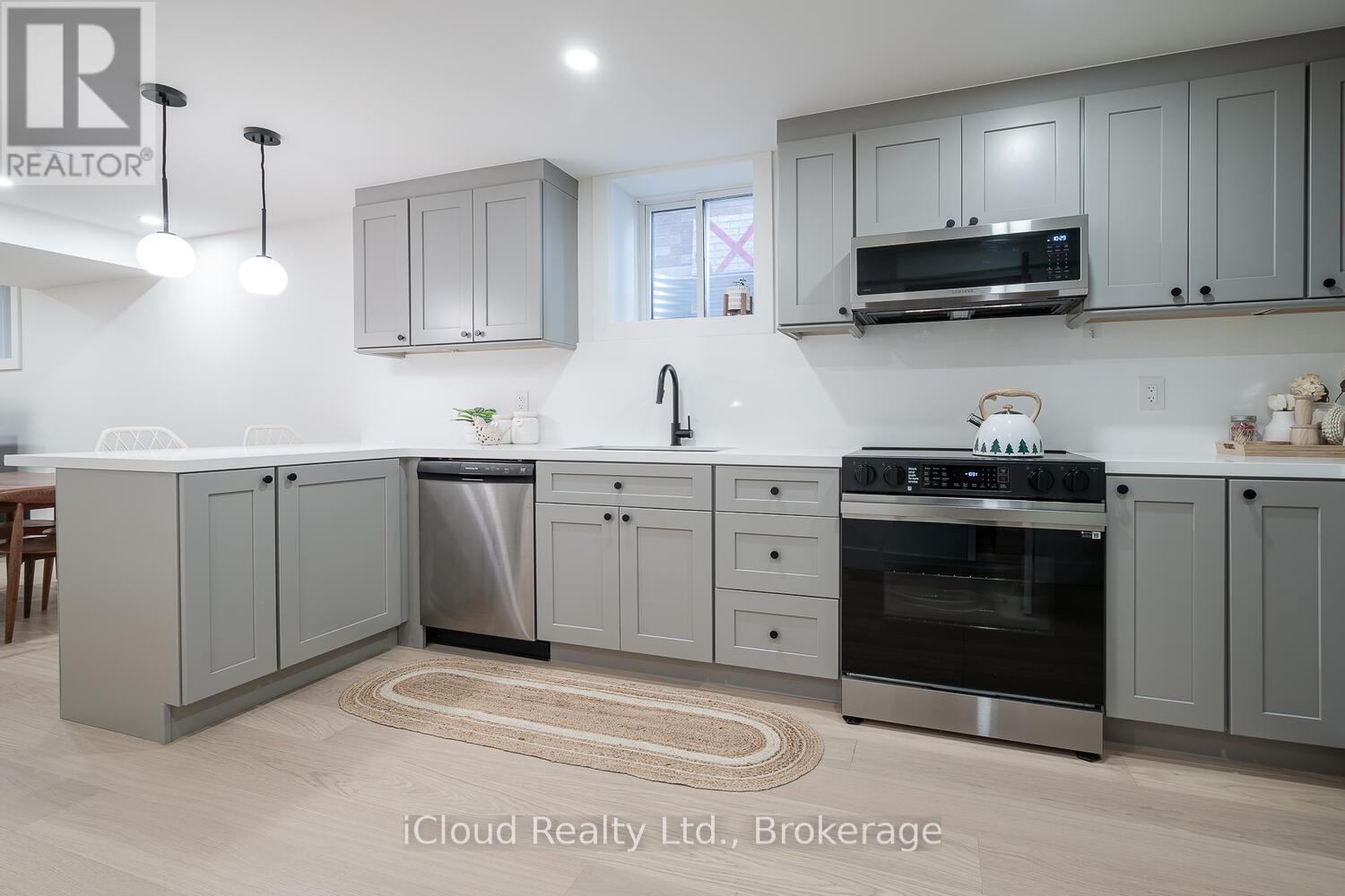 5389 Kindos Street, Burlington, ON - Indoor Photo Showing Kitchen