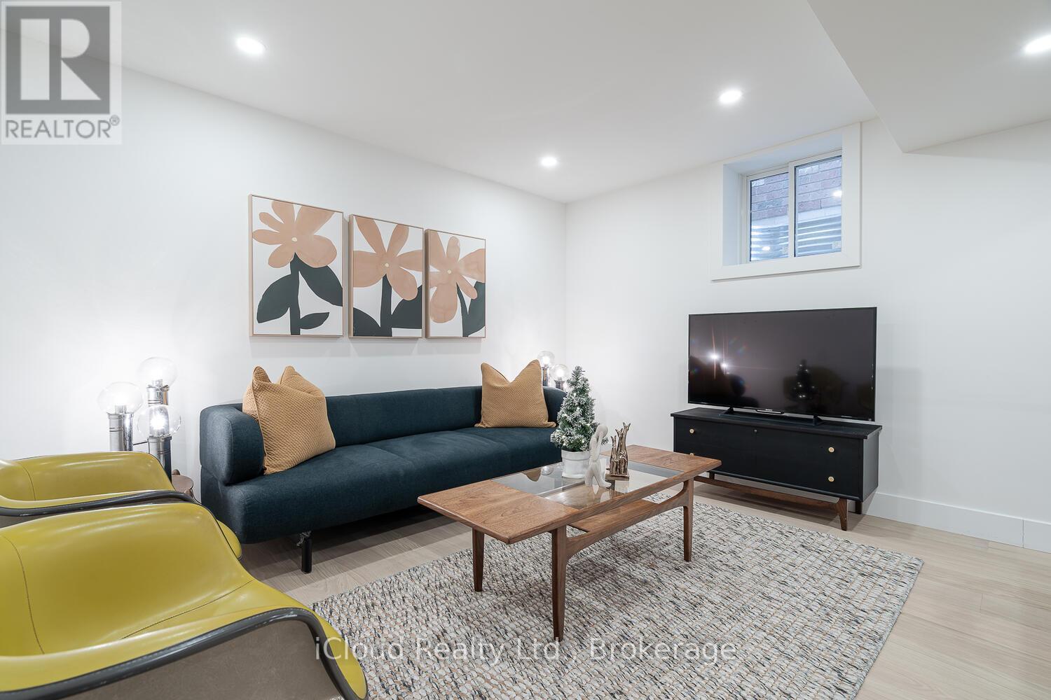 5389 Kindos Street, Burlington, ON - Indoor Photo Showing Living Room