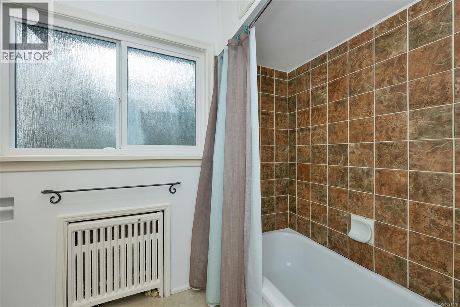 1181 Clovelly Terr, Saanich, BC - Indoor Photo Showing Bathroom