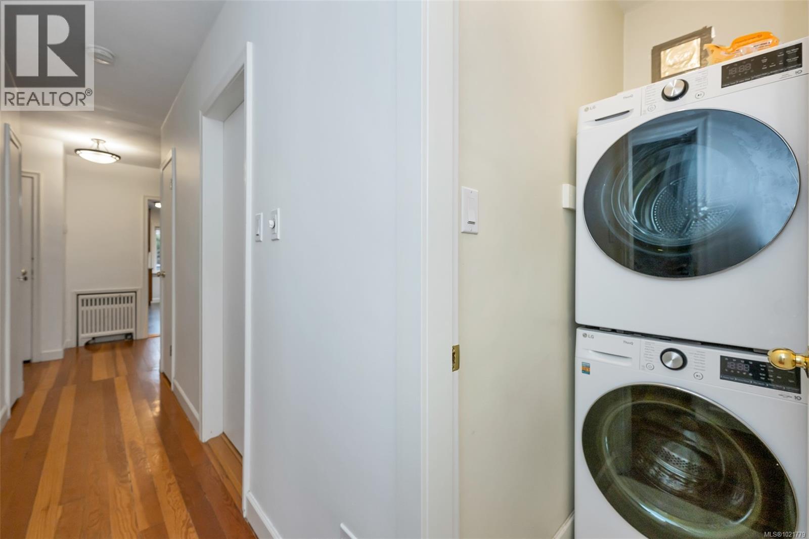 1181 Clovelly Terr, Saanich, BC - Indoor Photo Showing Laundry Room