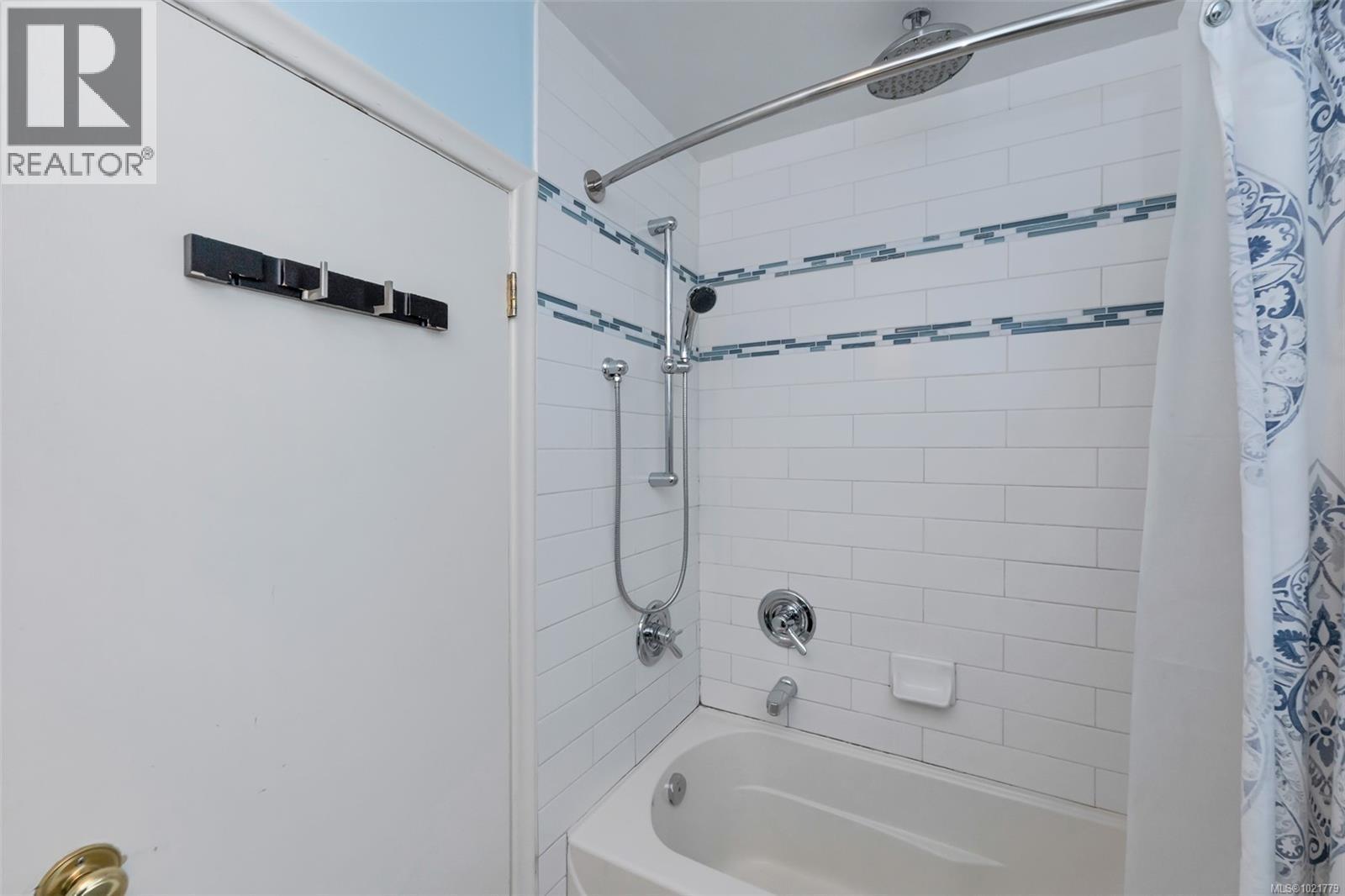 1181 Clovelly Terr, Saanich, BC - Indoor Photo Showing Bathroom