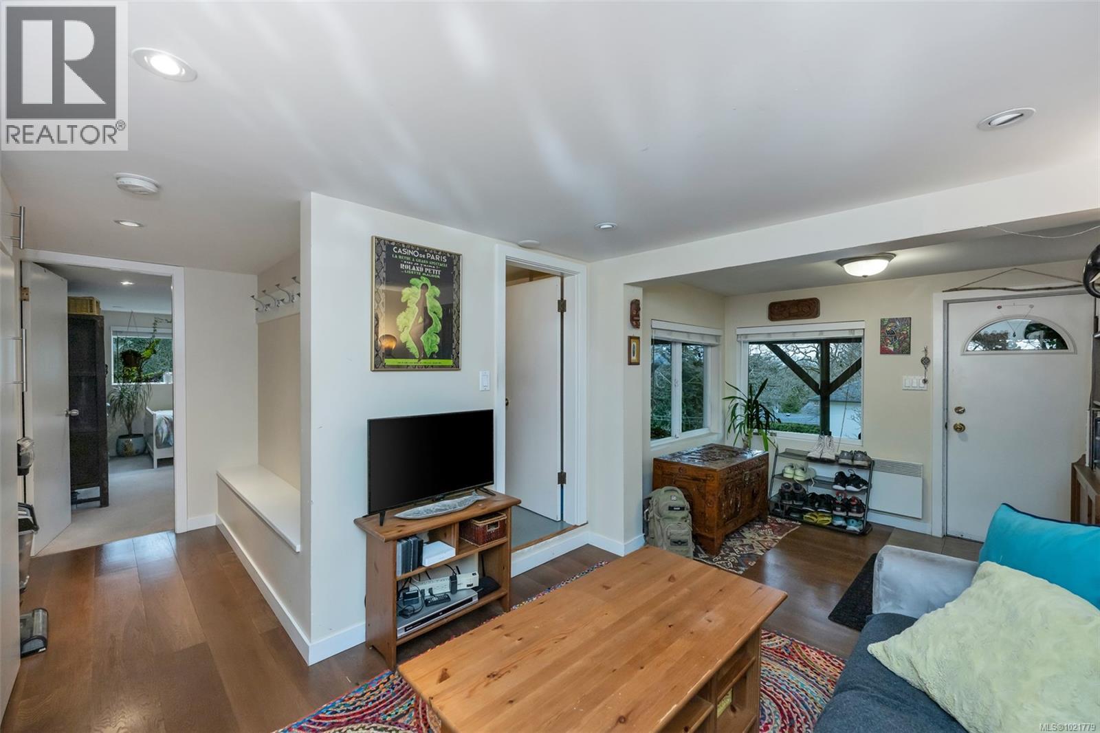 1181 Clovelly Terr, Saanich, BC - Indoor Photo Showing Living Room