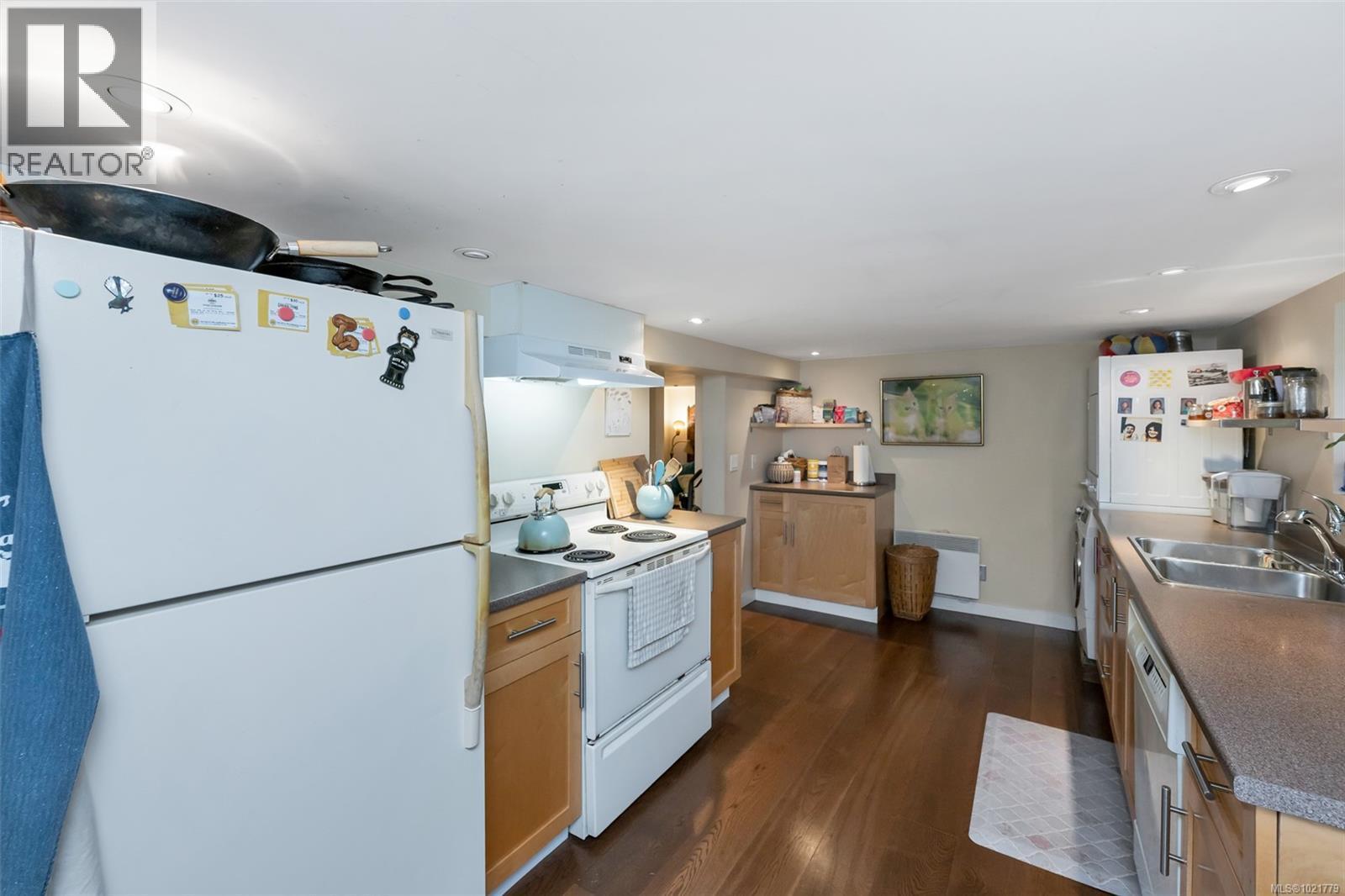 1181 Clovelly Terr, Saanich, BC - Indoor Photo Showing Kitchen With Double Sink