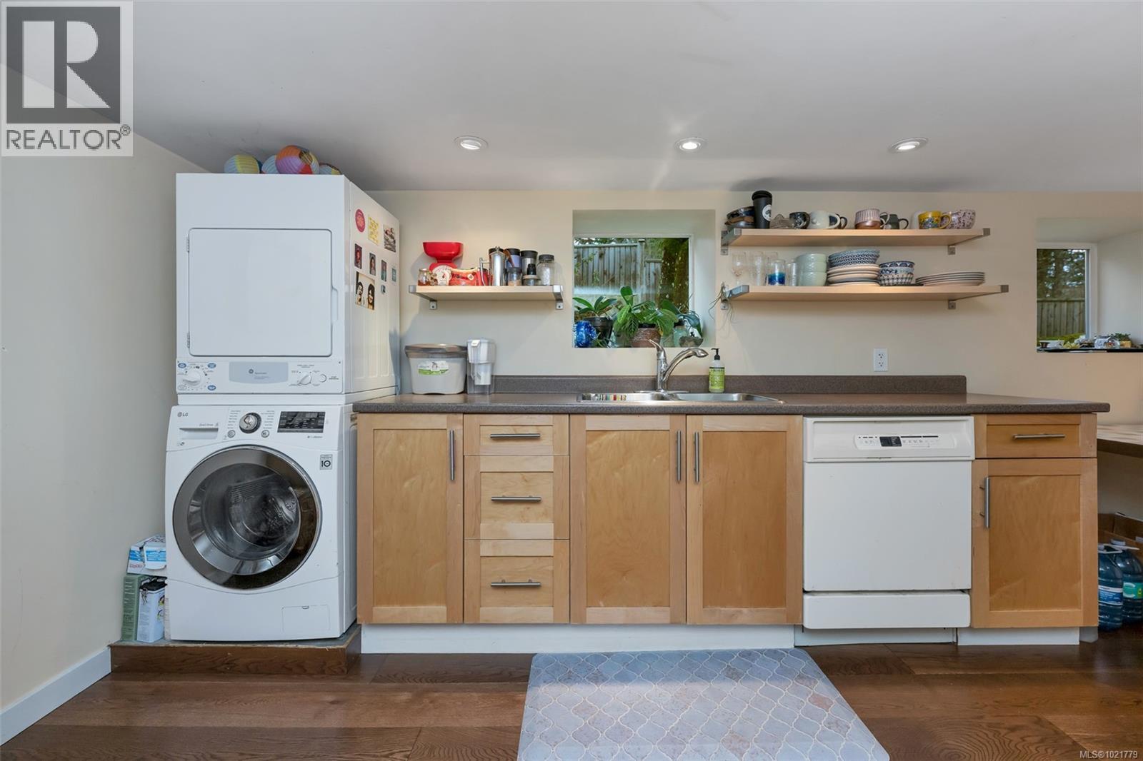 1181 Clovelly Terr, Saanich, BC - Indoor Photo Showing Laundry Room