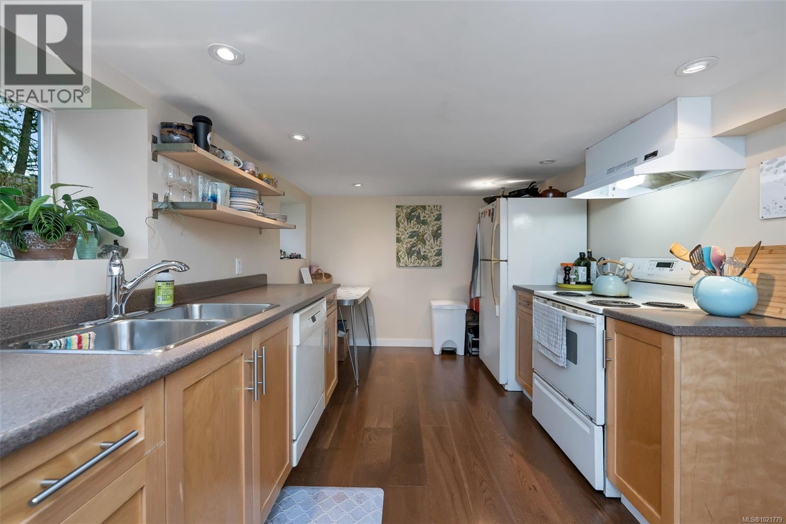 1181 Clovelly Terr, Saanich, BC - Indoor Photo Showing Kitchen With Double Sink