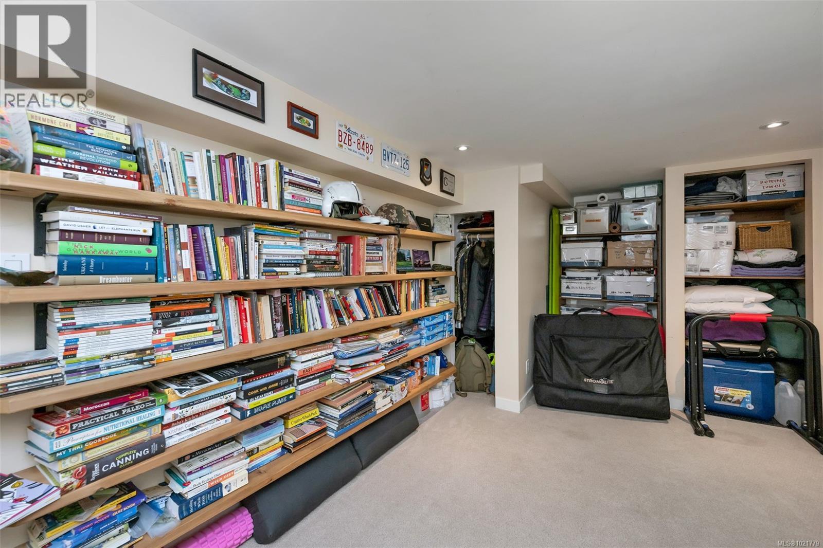 1181 Clovelly Terr, Saanich, BC - Indoor