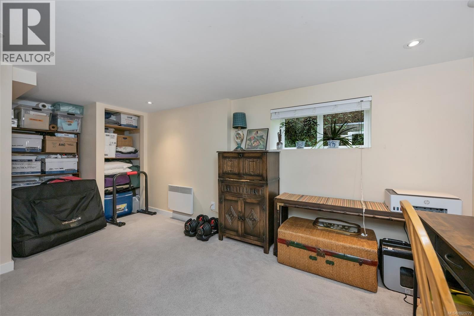1181 Clovelly Terr, Saanich, BC - Indoor