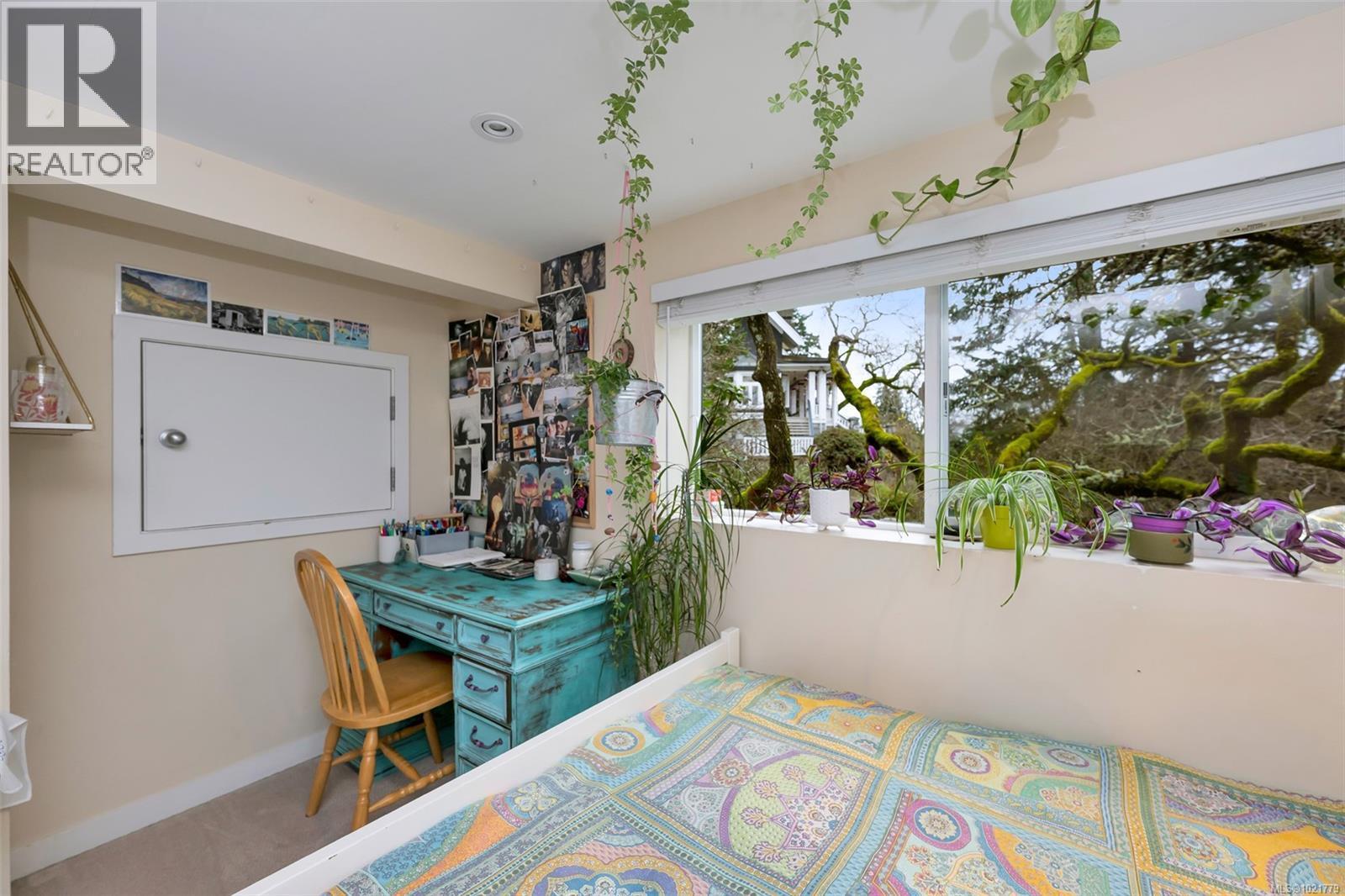 1181 Clovelly Terr, Saanich, BC - Indoor