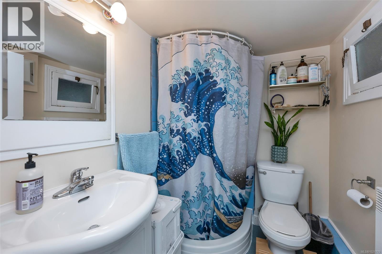 1181 Clovelly Terr, Saanich, BC - Indoor Photo Showing Bathroom