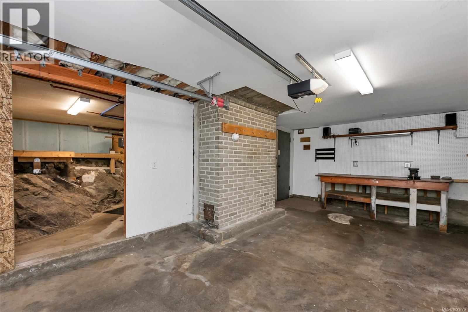 1181 Clovelly Terr, Saanich, BC - Indoor Photo Showing Garage