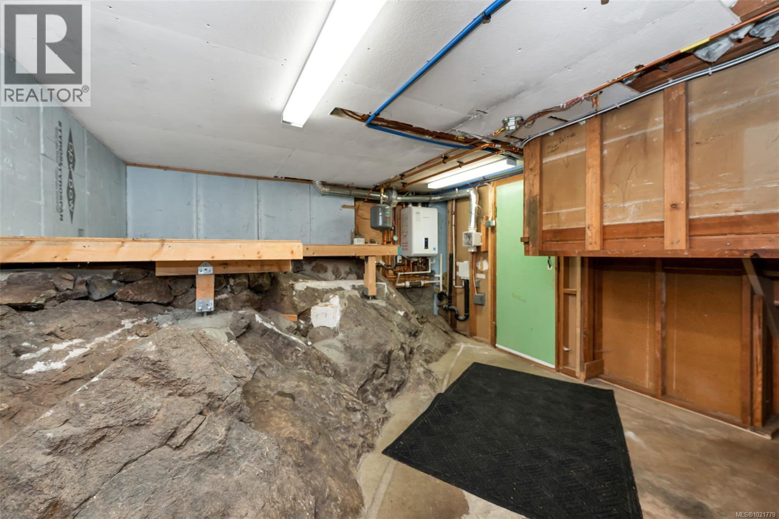 1181 Clovelly Terr, Saanich, BC - Indoor