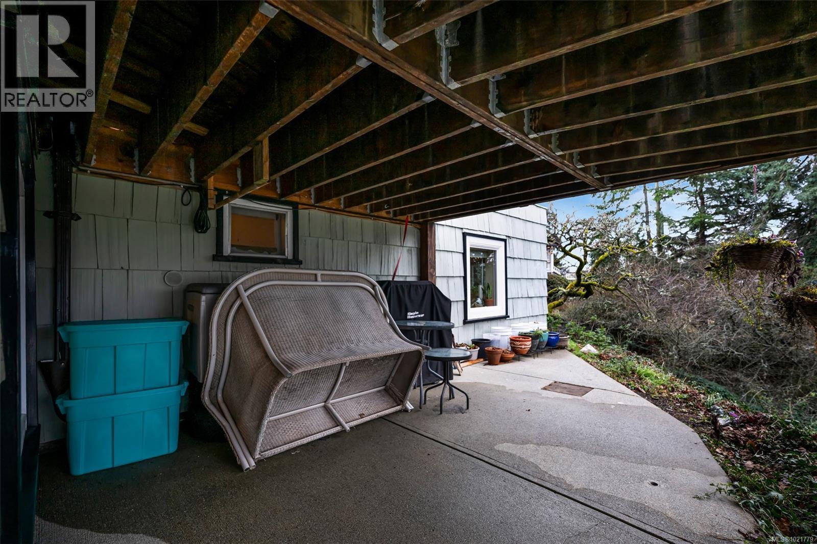 1181 Clovelly Terr, Saanich, BC - With Exterior