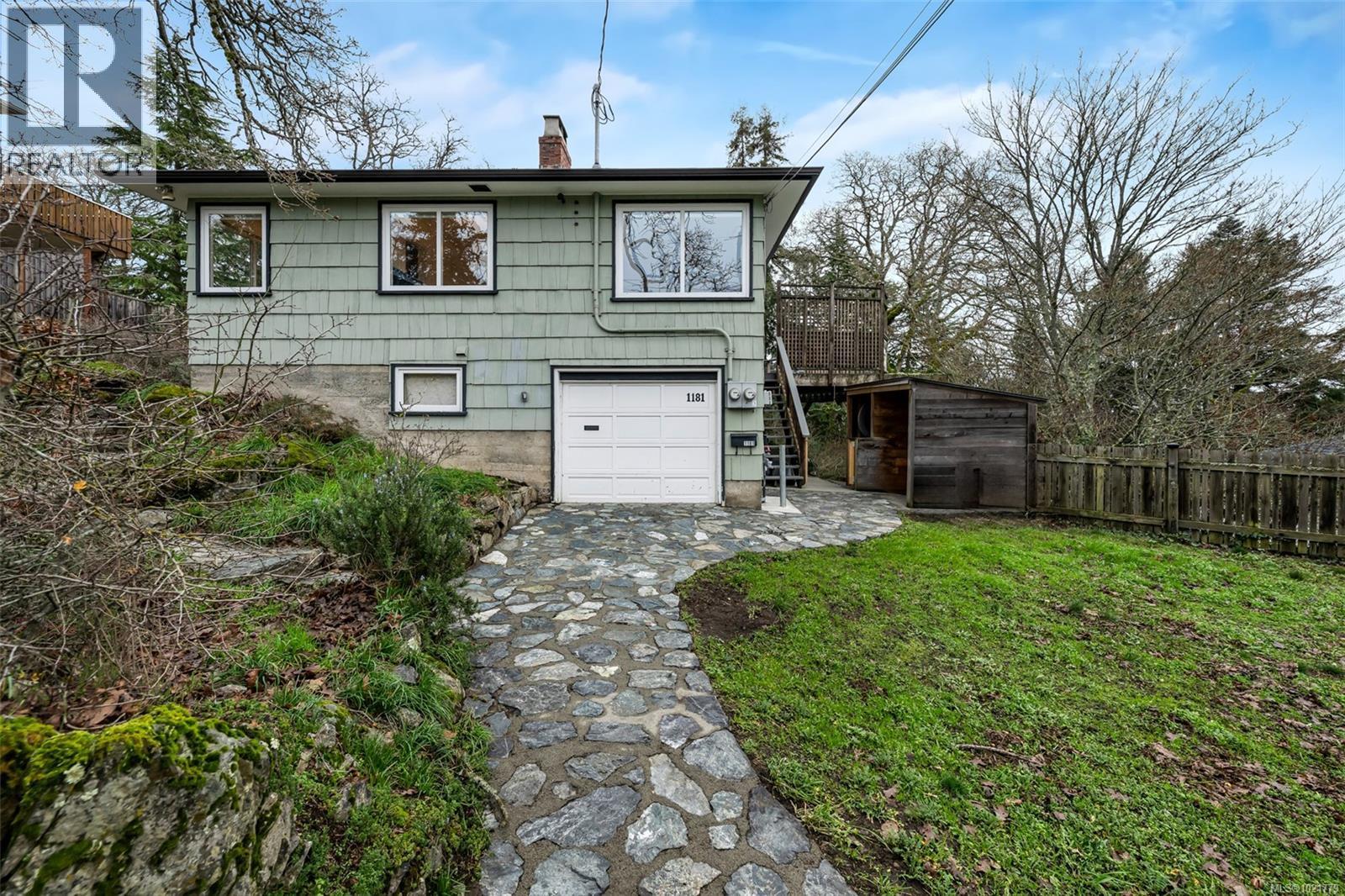 1181 Clovelly Terr, Saanich, BC - Outdoor
