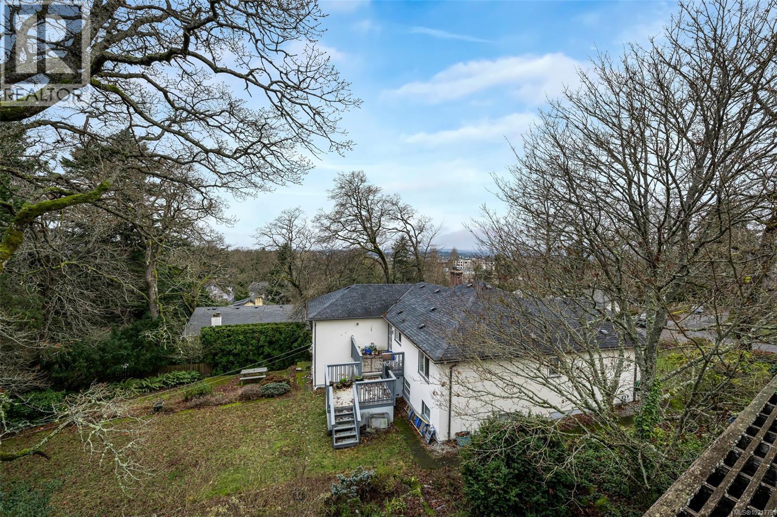 1181 Clovelly Terr, Saanich, BC - Outdoor