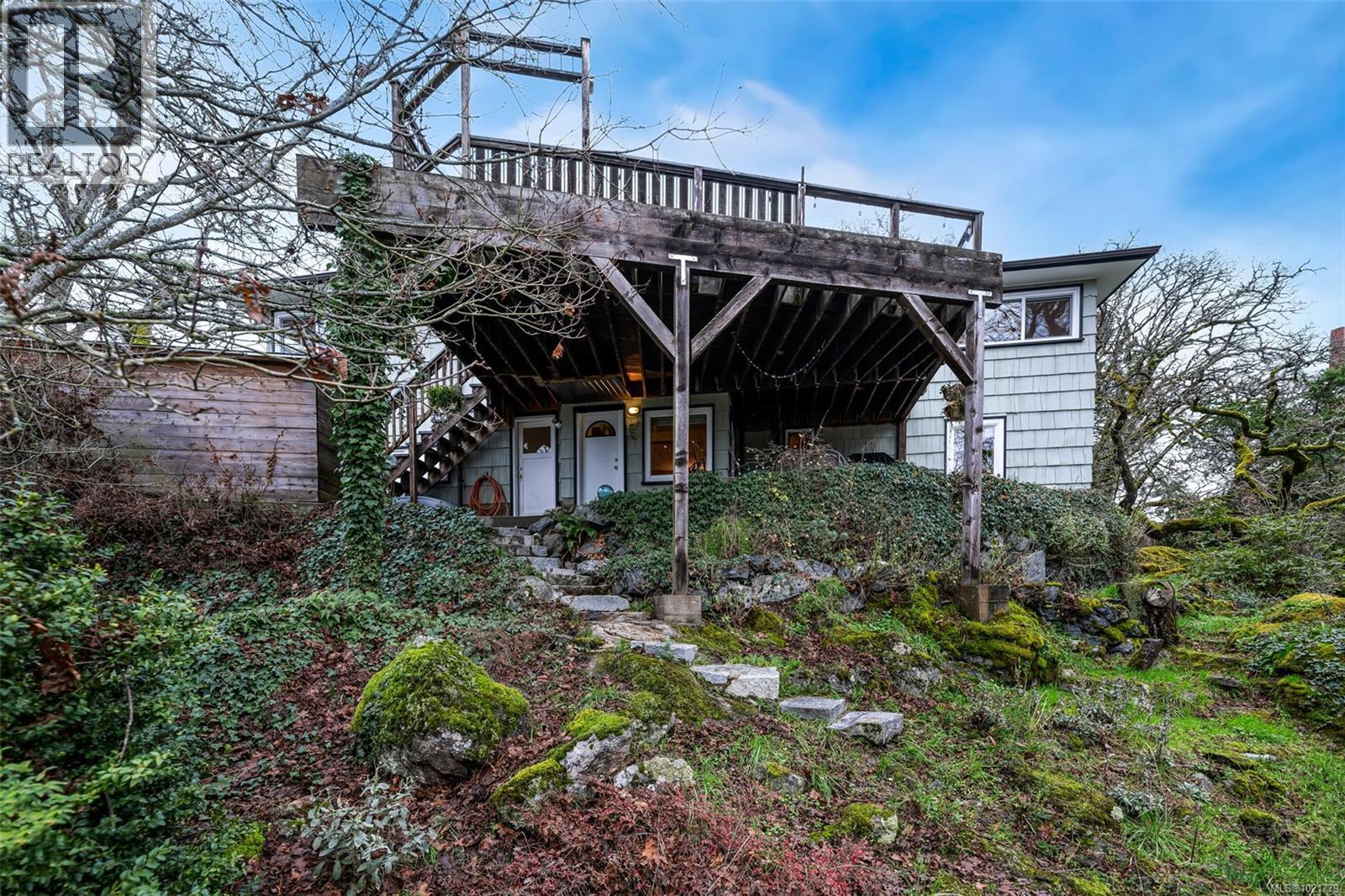 1181 Clovelly Terr, Saanich, BC - Outdoor