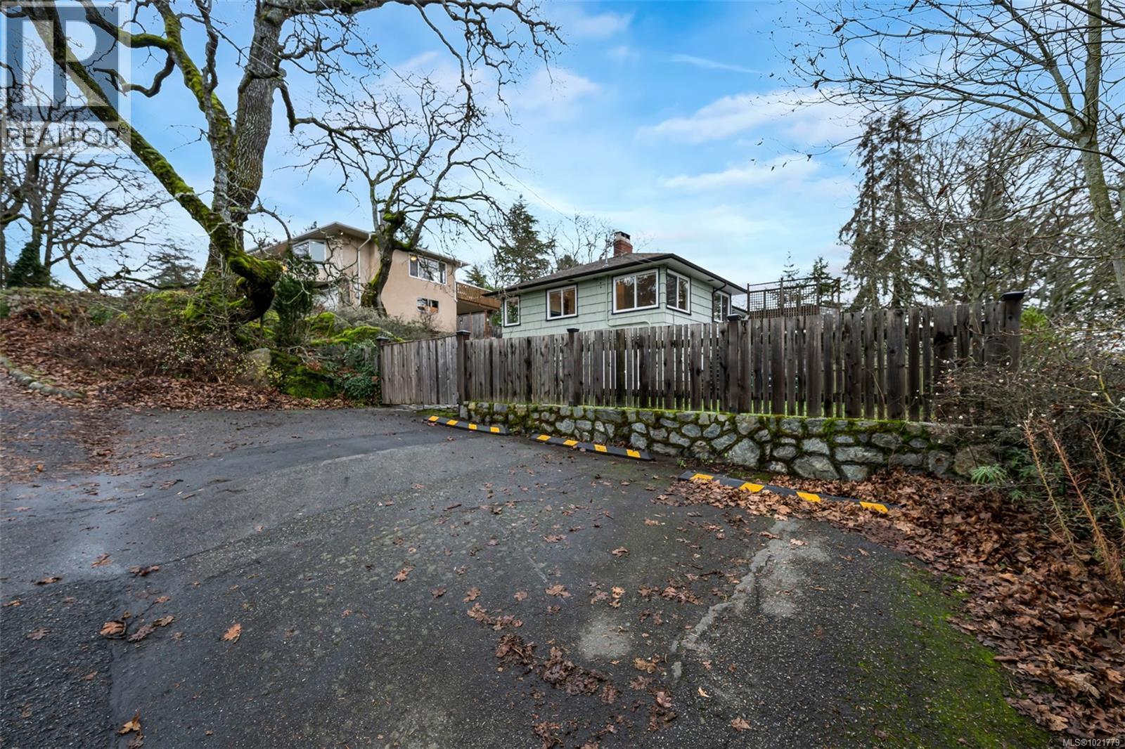 1181 Clovelly Terr, Saanich, BC - Outdoor