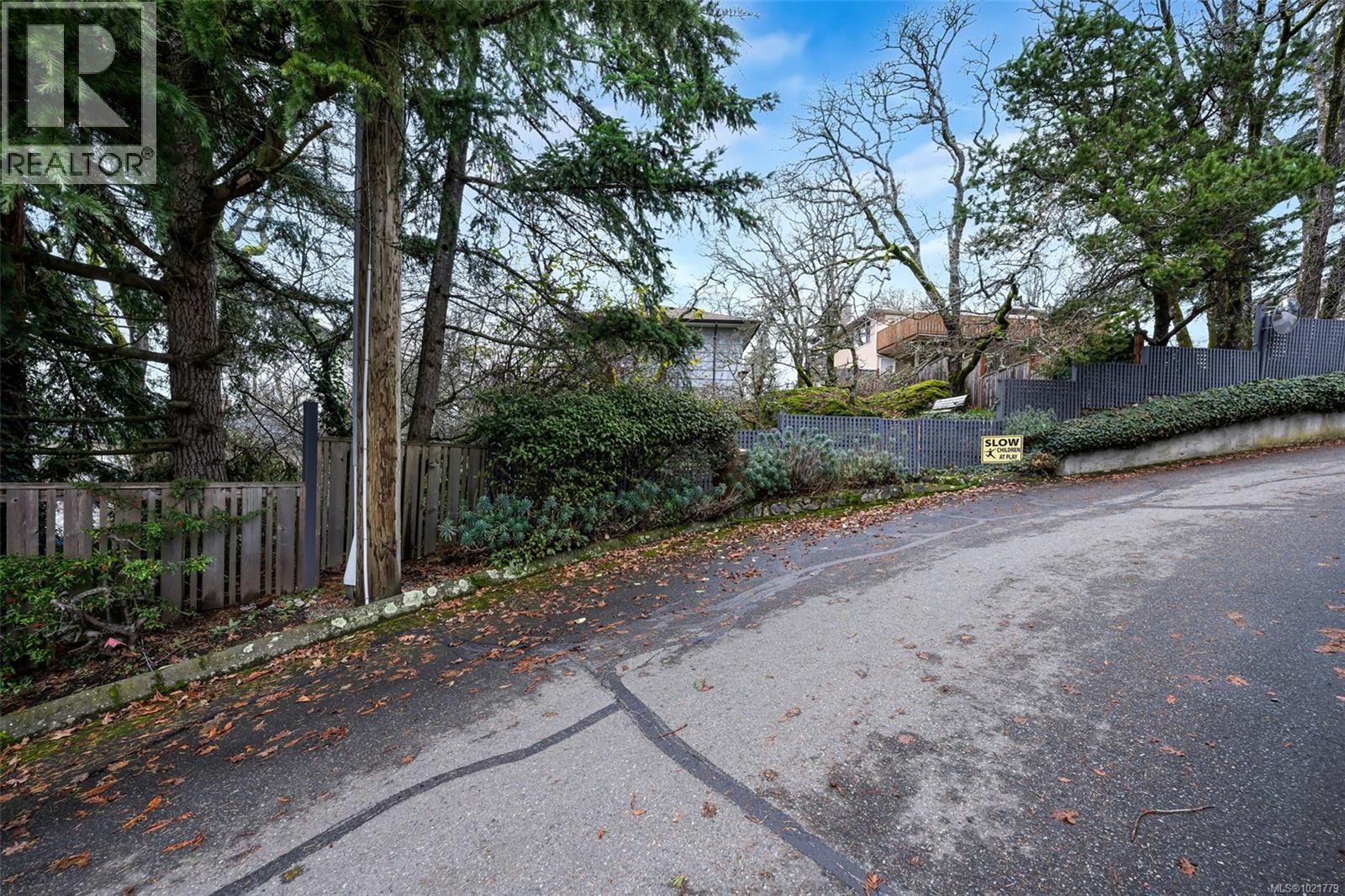 1181 Clovelly Terr, Saanich, BC - Outdoor