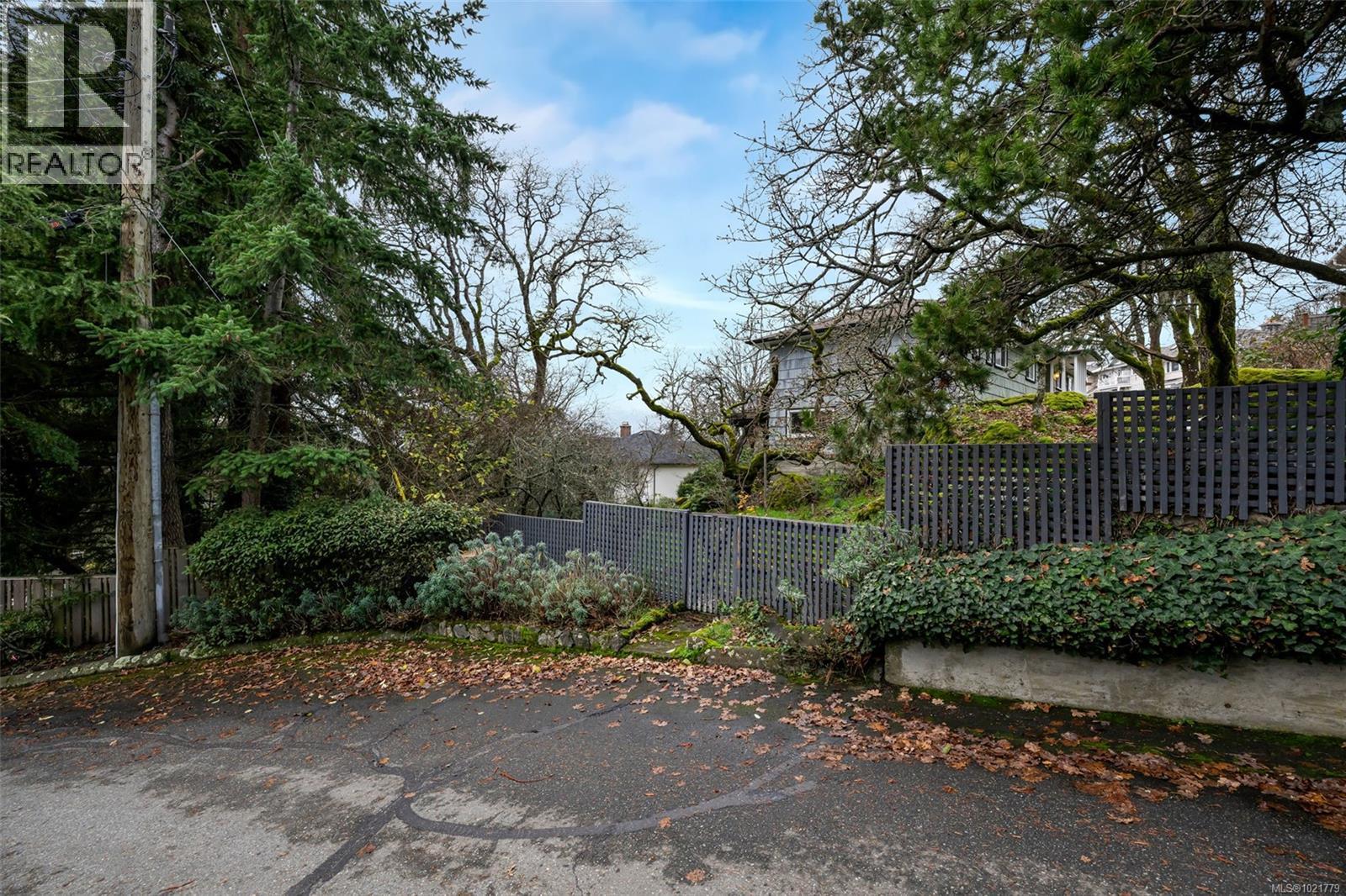 1181 Clovelly Terr, Saanich, BC - Outdoor