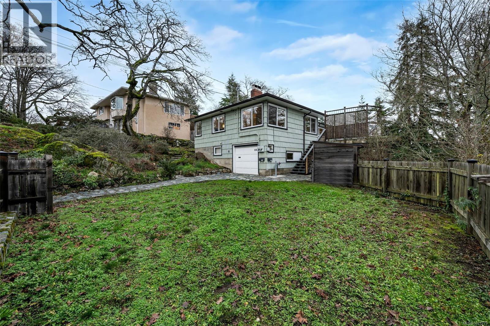 1181 Clovelly Terr, Saanich, BC - Outdoor