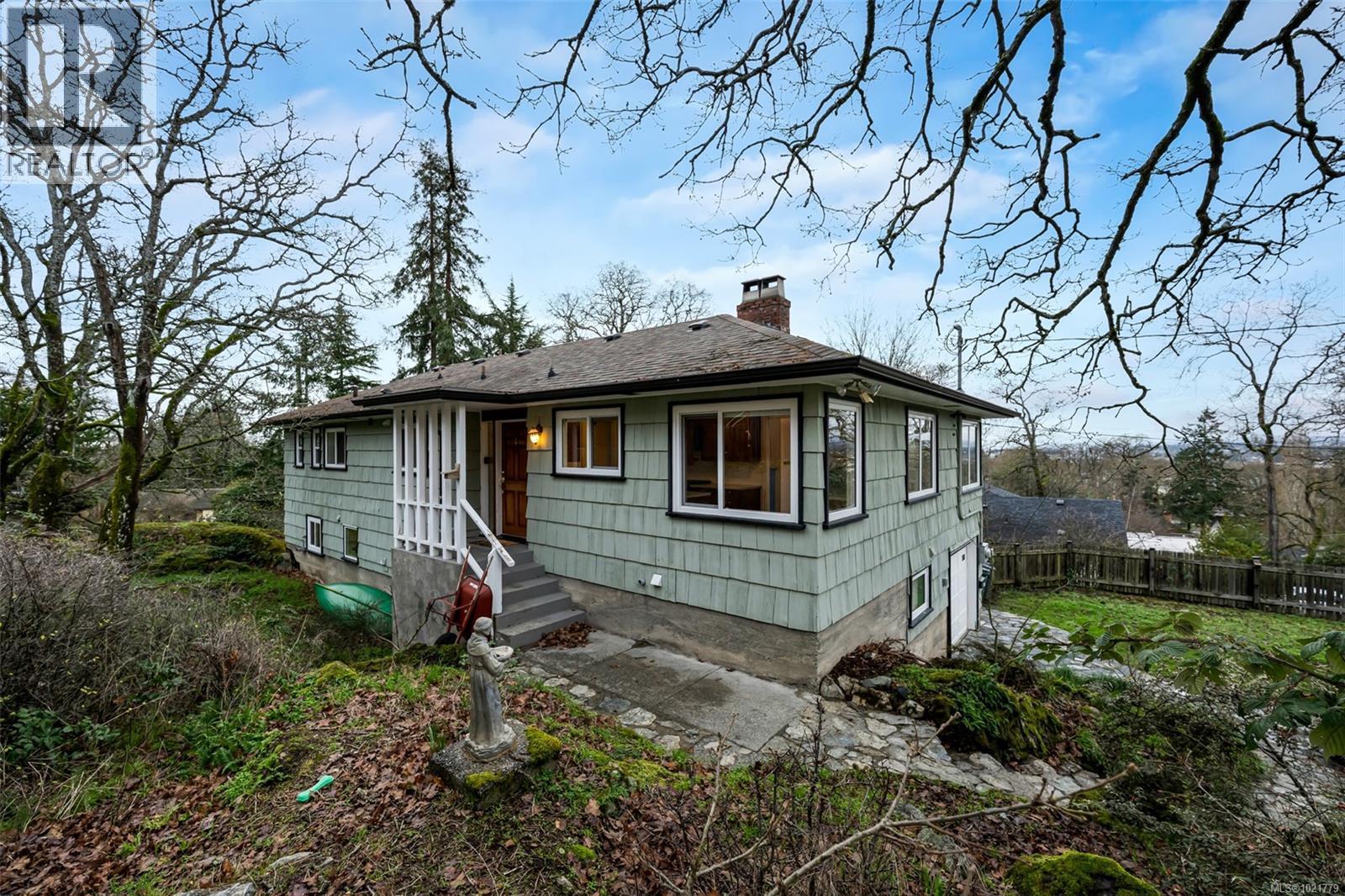1181 Clovelly Terr, Saanich, BC - Outdoor