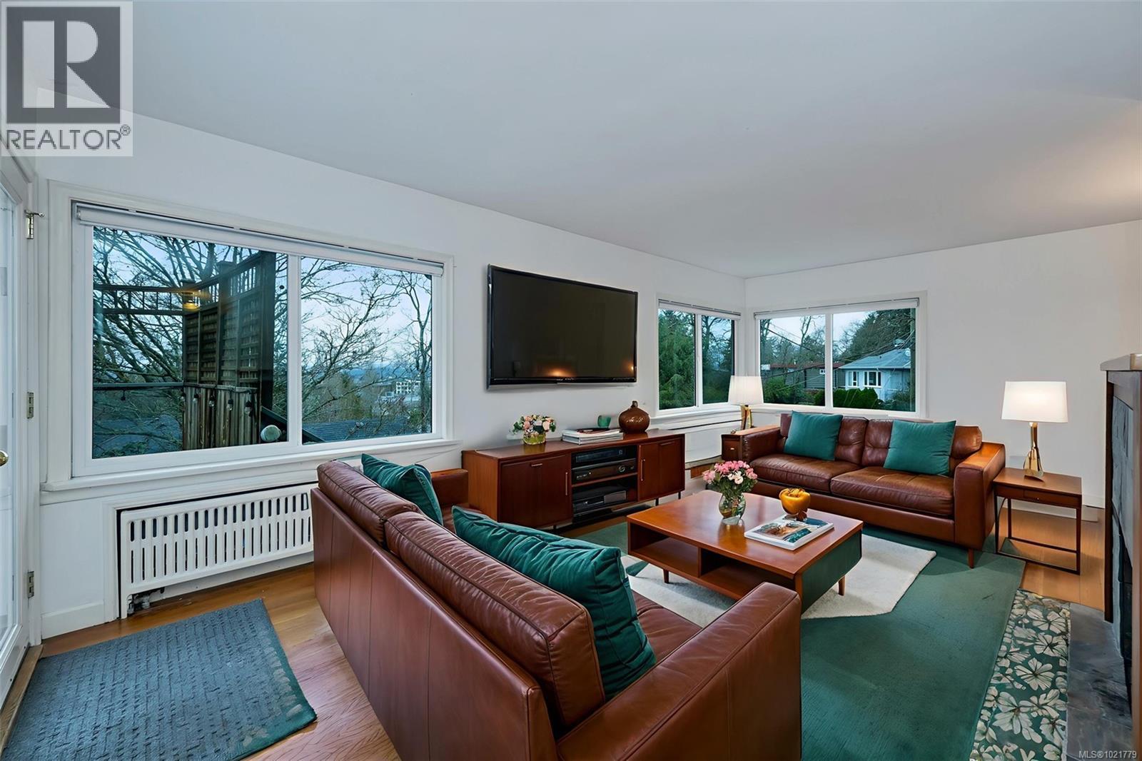 *Virtually Staged* - 1181 Clovelly Terr, Saanich, BC - Indoor Photo Showing Living Room