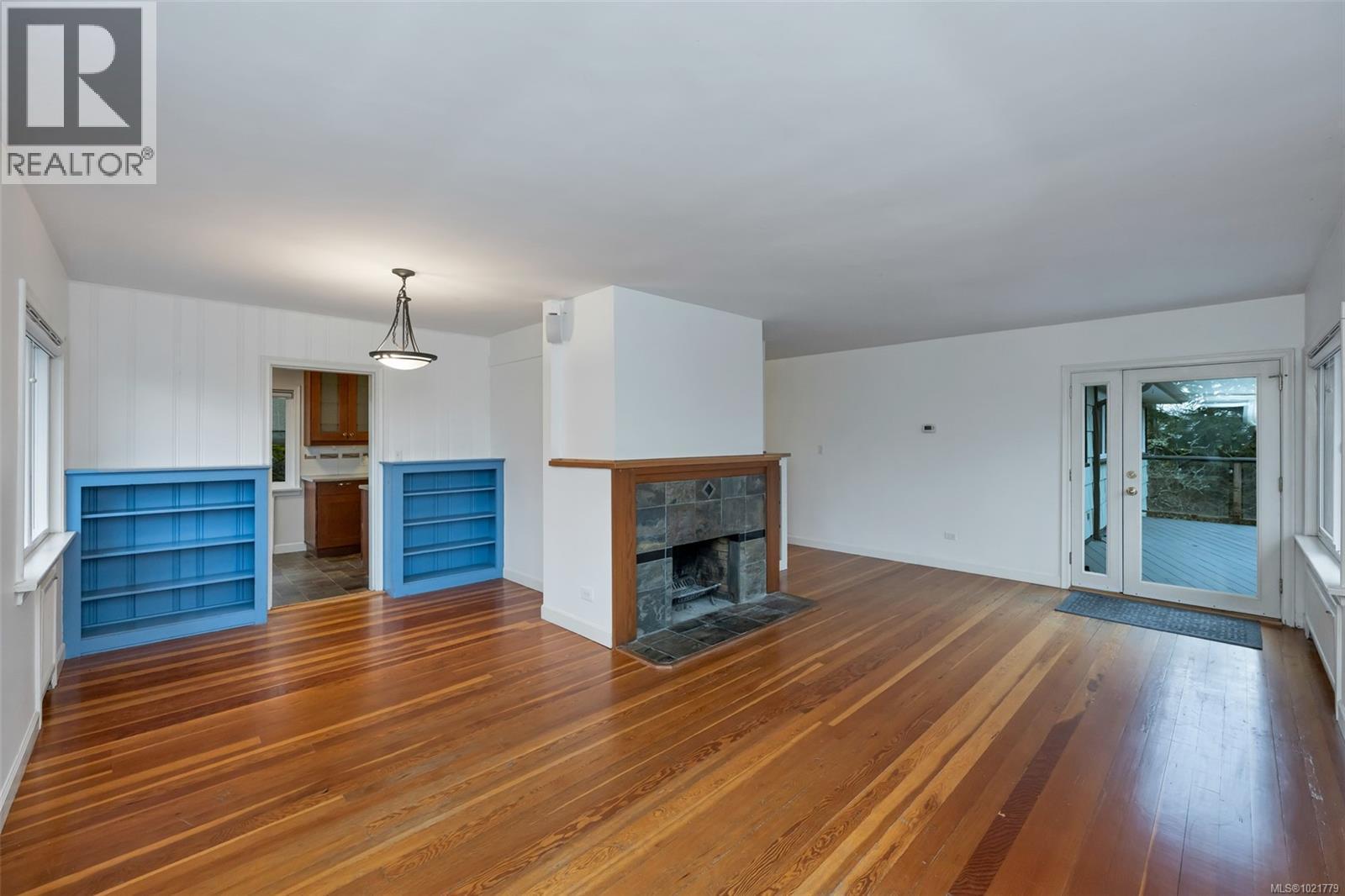 1181 Clovelly Terr, Saanich, BC - Indoor Photo Showing Living Room With Fireplace
