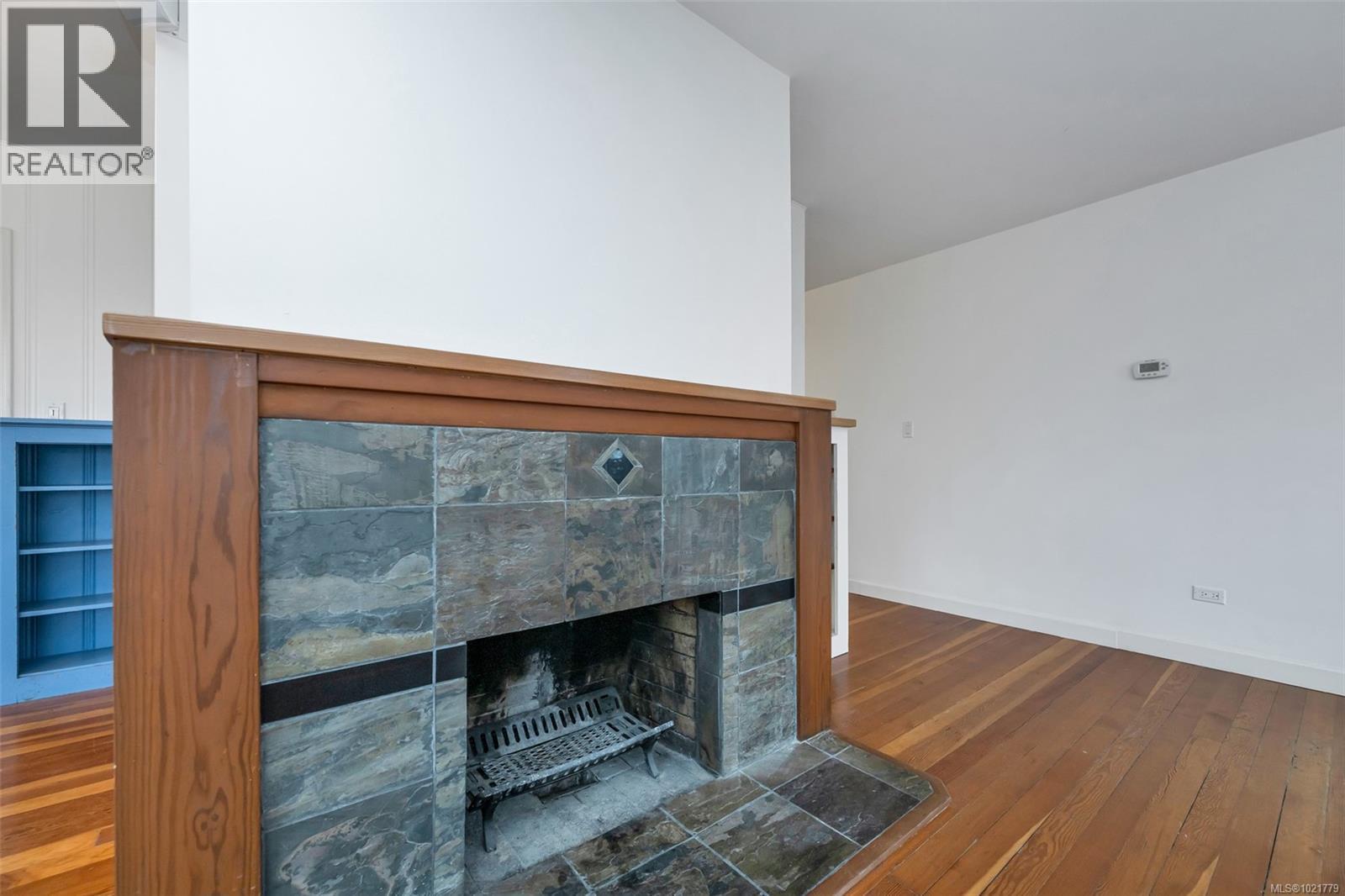 1181 Clovelly Terr, Saanich, BC - Indoor Photo Showing Other Room With Fireplace
