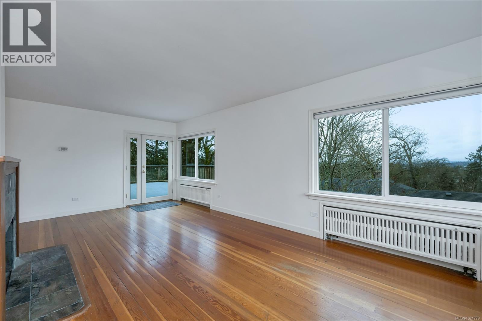 1181 Clovelly Terr, Saanich, BC - Indoor Photo Showing Living Room