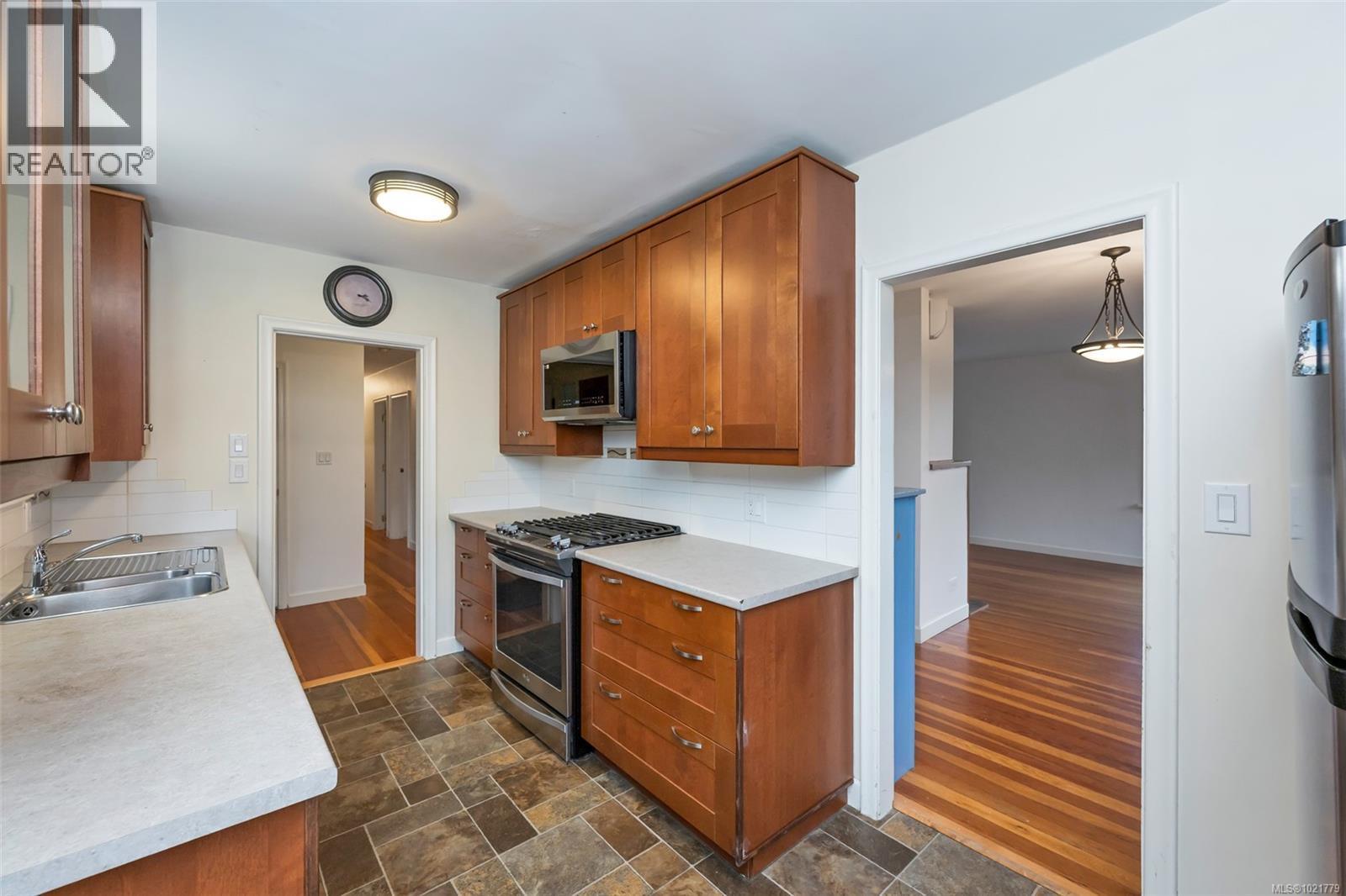 1181 Clovelly Terr, Saanich, BC - Indoor Photo Showing Kitchen With Double Sink