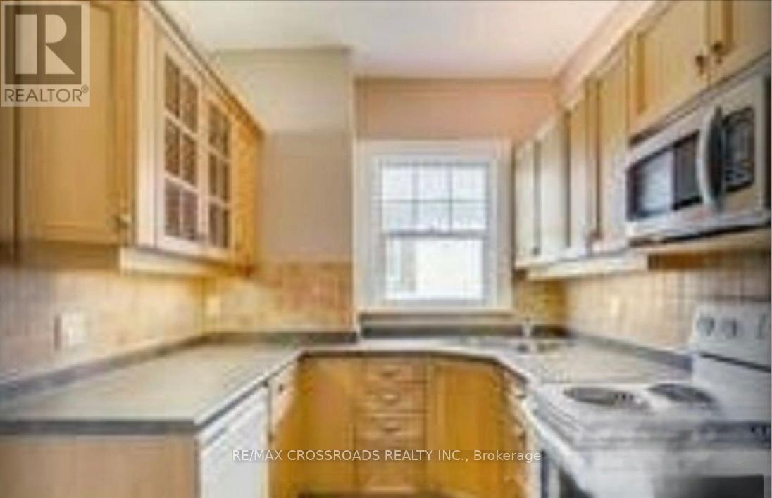 Main - 69 Lawrence Avenue E, Toronto, ON - Indoor Photo Showing Kitchen