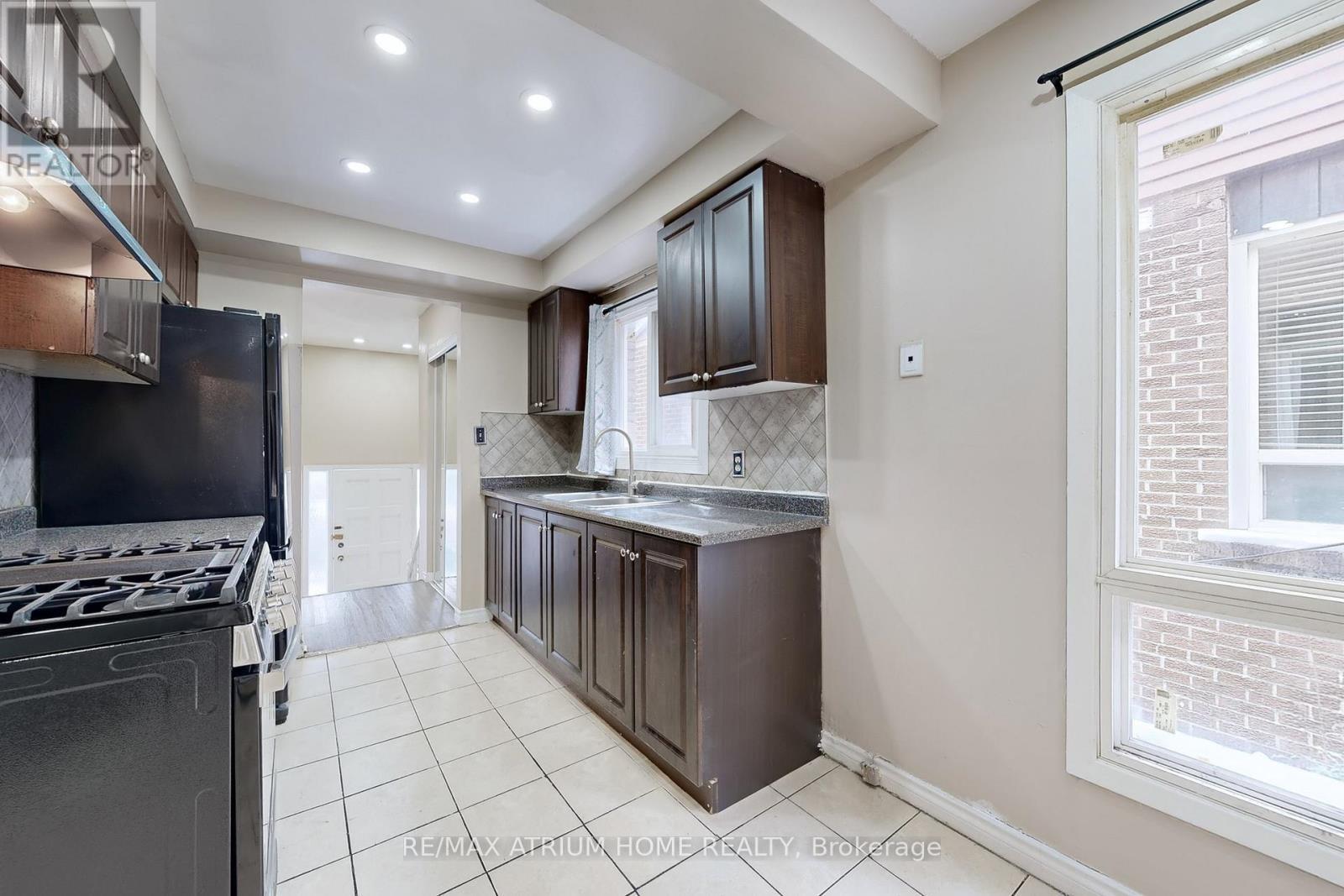3 Plumbrook Crescent, Toronto, ON - Indoor Photo Showing Kitchen
