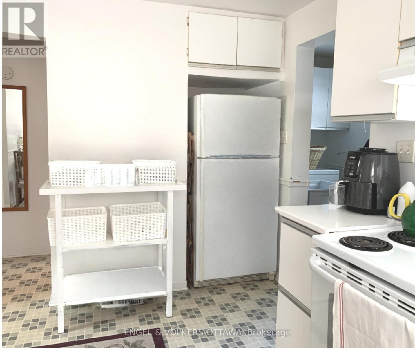 2924 Ahearn Avenue S, Ottawa, ON - Indoor Photo Showing Kitchen