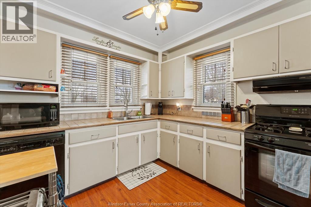 127 Balaclava Street South, Amherstburg, ON - Indoor Photo Showing Kitchen With Double Sink