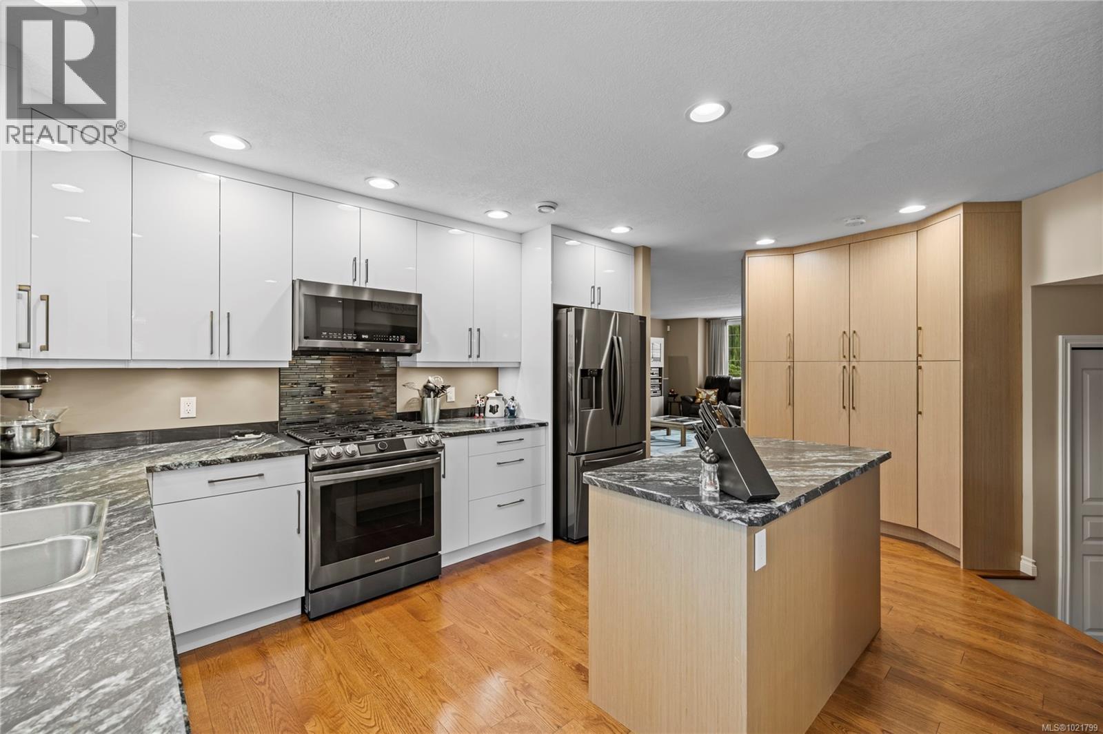 779 Mulholland Dr, Parksville, BC - Indoor Photo Showing Kitchen With Double Sink With Upgraded Kitchen
