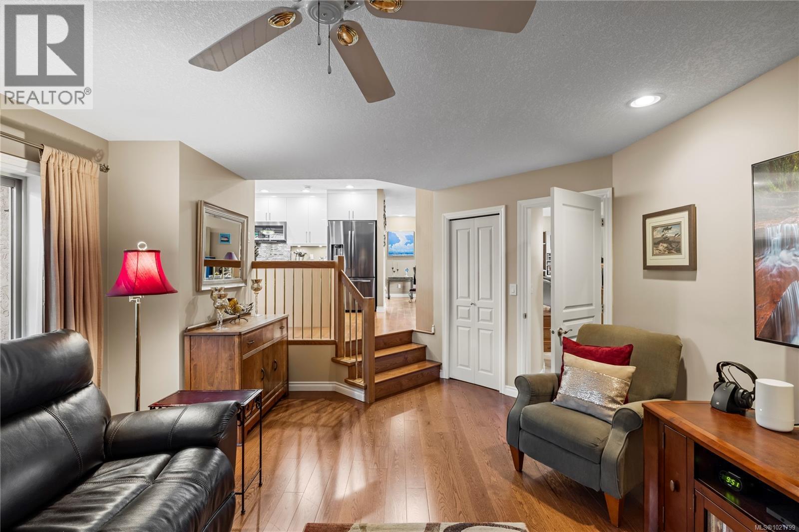 779 Mulholland Dr, Parksville, BC - Indoor Photo Showing Living Room