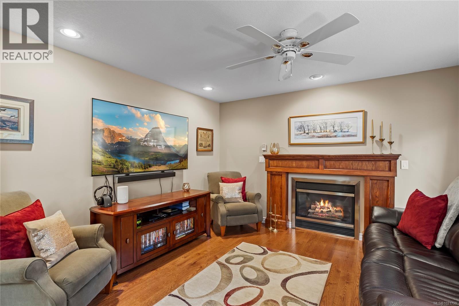 779 Mulholland Dr, Parksville, BC - Indoor Photo Showing Living Room With Fireplace
